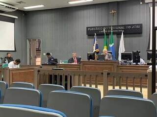 Lucas sentado, de branco, à esquerda, enquanto juiz fazia perguntas sobre a acusação. (Foto: Dayene Paz)