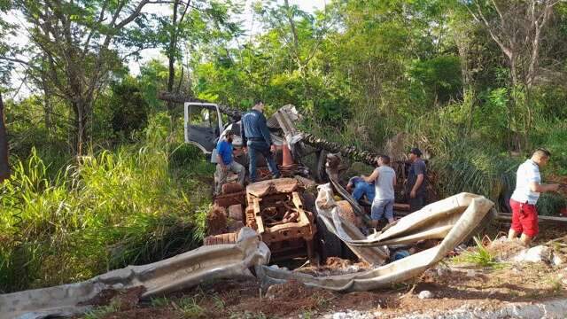 Colis&atilde;o entre carretas deixa motorista gravemente ferido na MS-316