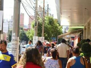 Movimentação no centro da cidade durante feriado. (Foto: Arquivo Campo Grande News)