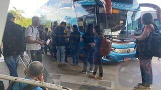 Passageiros embarcando em ônibus na rodoviária de Campo Grande. (Foto: Karine Alencar)