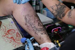 Para categoria específica, Merydianna Costa está produzindo uma tatuagem em pontilhismo. (Foto: Kísie Ainoã)