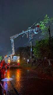 Equipes continuam nas ruas para restabelecer 100% de fornecimento de energia 