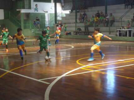 Goleada de 9 a 2 marca torneio de futsal infantil neste sábado 