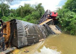 Carreta cai em rio após ponte desmoronar em Bonito (Foto: Reprodução/Bonito Mais)