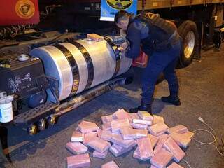 Policial retira cocaína de esconderijo em tanque de combustível (Foto: Divulgação/PMR)