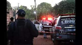 Policiais civis e militares durante investigação de homicídio em Campo Grande. (Foto: Henrique Kawaminami)