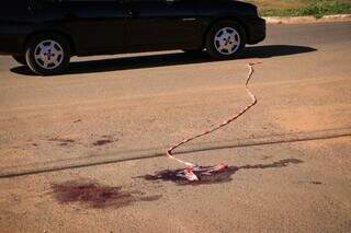 Mancha de sangue de Eli continua em asfalto na manhã deste sábado (Foto: Henrique Kawaminami)