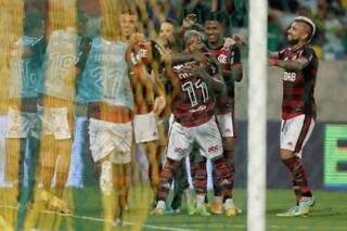 Jogadores titulares e reservas comemoram gol que sacramentou vitória de hoje. (Foto: GIlvan de Souza/CRF)