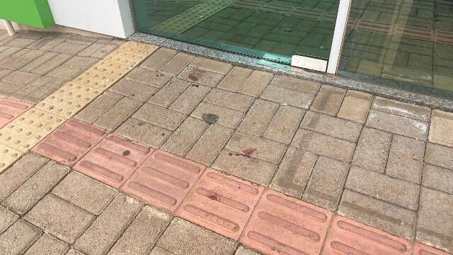 Homem &eacute; preso ap&oacute;s invadir casa de moradores e ser baleado 