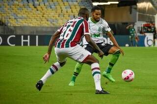 Everaldo, do América-MG, dribla zagueiro Manoel. (Foto: Reprodução)