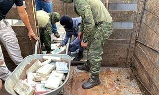 Policiais durante operação de apreensão de cocaína. (Foto: Programa Vigia/Ministério da Justiça)
