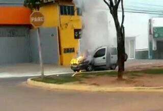 Veículo foi consumido pelas chamas em Ribas do Rio Pardo. (Foto: Rio Pardo News)