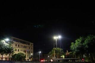 Céu aparece com poucas nuvens na noite deste domingo. (Foto: Alex Machado)