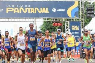 Atletas de elite deram início ao percurso de 15km neste domingo. (Foto: Henrique Kawaminami)