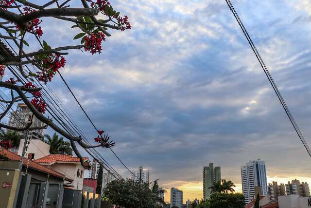 Dia amanhece com c&eacute;u aberto, mas previs&atilde;o &eacute; de chuva acompanhada de raios 