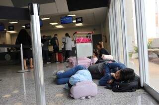 Voos cancelados deixam passageiros esperando h&aacute; 20 horas por viagem