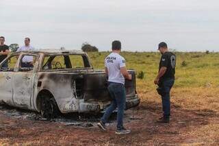 Equipe da Polícia Civil e Perícia no local onde caminhonete foi encontrada queimada. (Foto: Marcos Maluf)