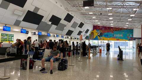 Mais de 24h após acidente, famílias ainda estão no aeroporto sem curtir feriadão