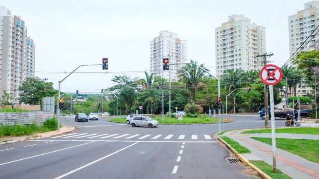 Sem&aacute;foros na rotat&oacute;ria da Rui Barbosa e Rachid Neder come&ccedil;am a funcionar