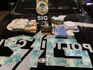 Dupla que vendia drogas em bairro nobre &eacute; presa com coca&iacute;na e R$ 130 mil