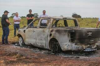 Peritos examinaram caminhonete no local onde foi encontrada incendiada (Foto: Marcos Maluf)