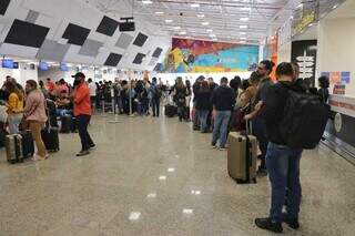 Aeroporto Internacional de Campo Grande fica lotado com voos cancelados (Foto: Paulo Francis)