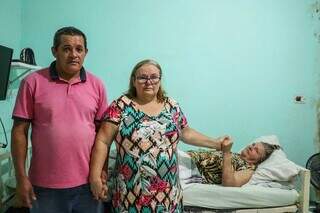 Familiares ao lado de Alice, que há oito anos, teve piora na doença de Alzheimer. (Foto: Henrique Kawaminami)