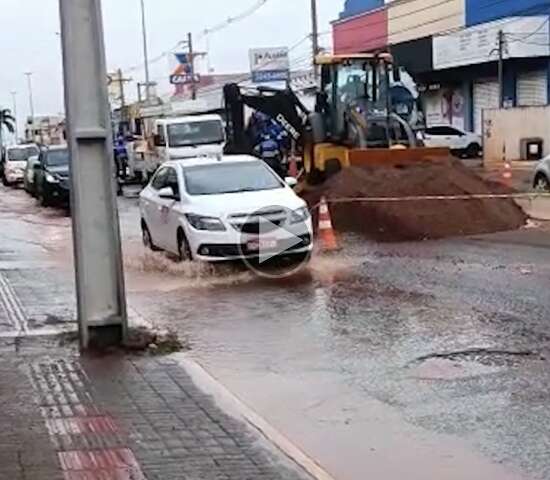 Vazamento de &aacute;gua interdita e congestiona trecho da Zahran