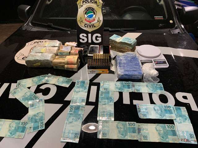 Dupla que vendia drogas em bairro nobre &eacute; presa com coca&iacute;na e R$ 130 mil