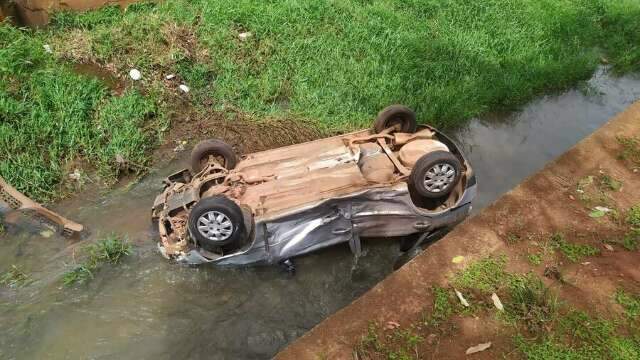 Motorista &quot;fura&quot; pare, causa batida e vai parar dentro de c&oacute;rrego 