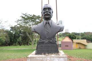 Busto em homenagem ao 1º governador de MS, no Parque das Nações Indígenas. (Foto: Paulo Francis)