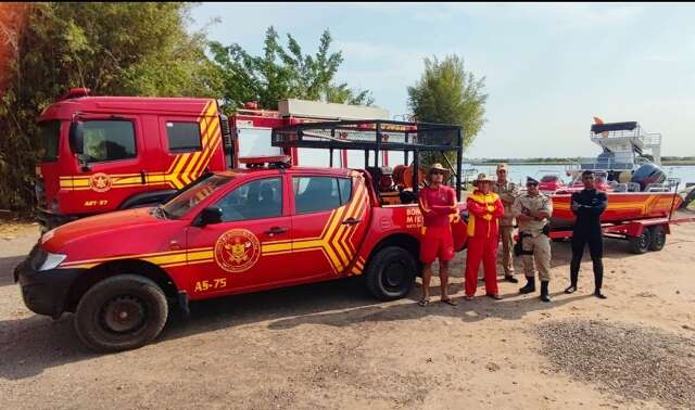 Barco naufraga e buscas &agrave;s v&iacute;timas j&aacute; dura 4 horas 