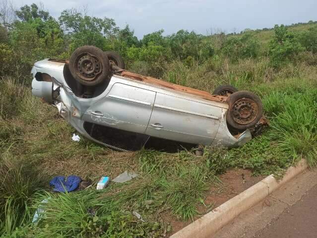 Carro capota na MS-040 e fam&iacute;lia fica sem socorro por mais de 4 horas