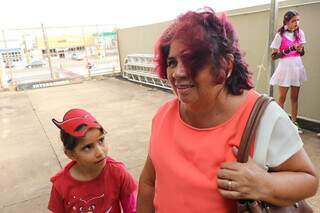 Marina Souza Rodrigues, de 69 anos, é quem costuma acompanhar a neta nos momentos divertidos. (Foto: Paulo Francis)
