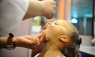 Criança sendo imunizada contra poliomielite. (Foto: Arquivo/Tomaz Silva/Agência Brasil)
