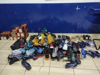 46 pares de tênis foram furtados de loja. (Foto: Divulgação / Polícia Militar)