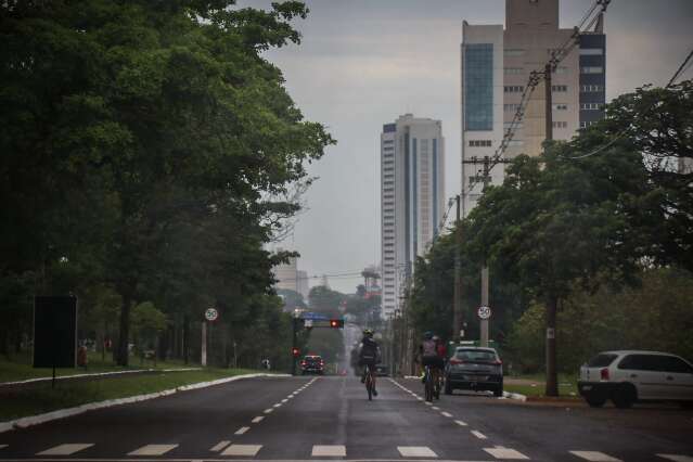 Ter&ccedil;a-feira de feriado vai ser de tempo nublado com pancadas de chuva 