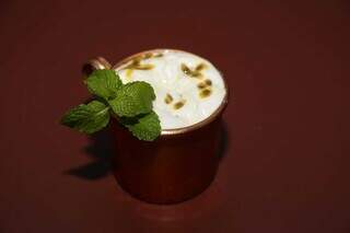 Drink autoral, moscow é feito com xarope de maracujá e espuma de gengibre. (Foto: Kísie Ainoã)
