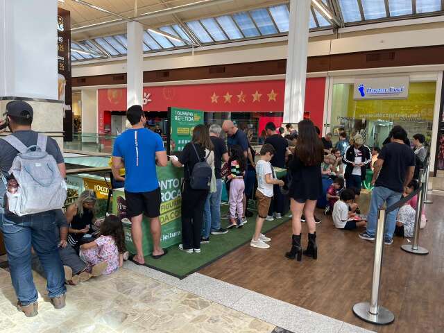 Com Centro &quot;fechado&quot;, v&eacute;spera do Dia das Crian&ccedil;as lota shopping na Capital