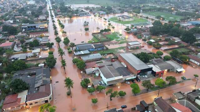 Lagoa transborda, &aacute;gua inunda casas e moradores s&atilde;o resgatados de barco