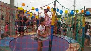 Em rua fechada no Jardim Ouro Preto, até pula-pula foi montado para as crianças. (Foto: Direto das Ruas)