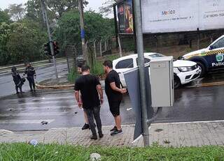 João Gustavo (de bermuda e camiseta preta) no local do acidente fatal. (Foto: Ana Beatriz Rodrigues)