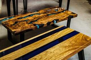 Mesas são feitas com madeira, resina e ferro. (Foto: Kísie Ainoã)