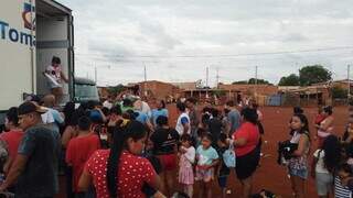 Crianças receberam doação de brinquedos na Vila Romana nesta manhã. (Foto: Direto das Ruas)