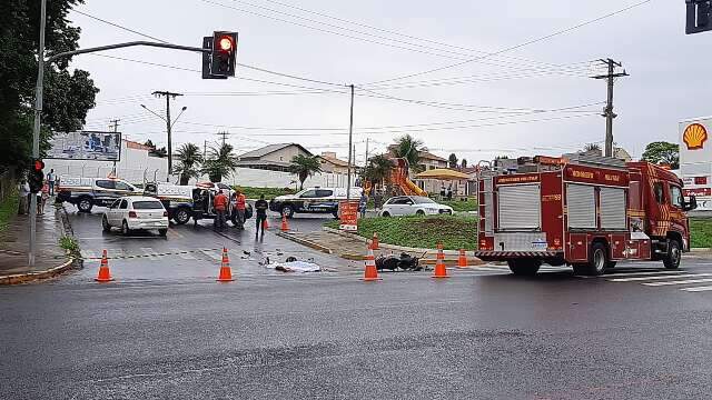 Mulher morre em acidente entre carro e moto