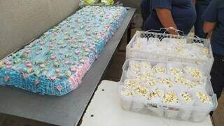 Moradores fizeram bolo de 50 quilos e pipoca para as crianças no Jardim Ouro Preto. (Foto: Direto das Ruas)