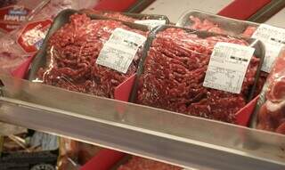 Carne moída deverá ser embalada imediatamente após a moagem, por exemplo. (Foto: Agência Brasil)