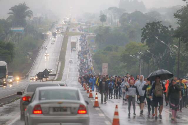 Sob chuva, fi&eacute;is percorrem 20 km para celebrar Nossa Senhora