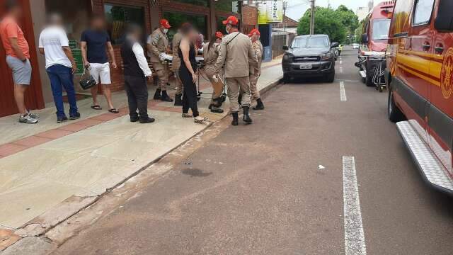 Funcion&aacute;ria de restaurante infarta em banheiro e &eacute; socorrida em estado grave
