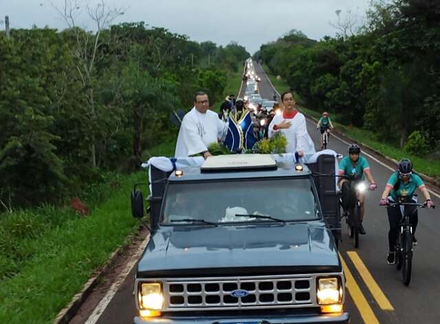 De carro, a p&eacute; bike ou cavalo, devotos celebram Padroeira